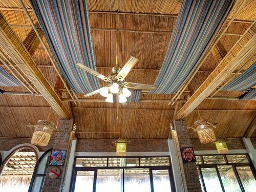 Quạt trần cánh gỗ có gắn đèn là sản phẩm phù hợp cho những ai ưu tiên tạo thêm sự "nhấn nhá" cho không gian