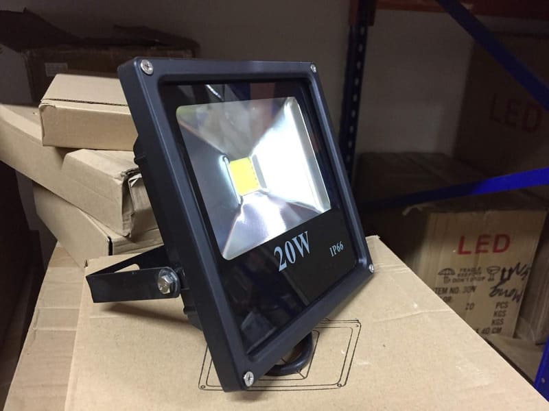 giá đèn pha led 20w 