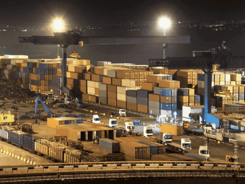 đèn đường chiếu sáng bến cảng